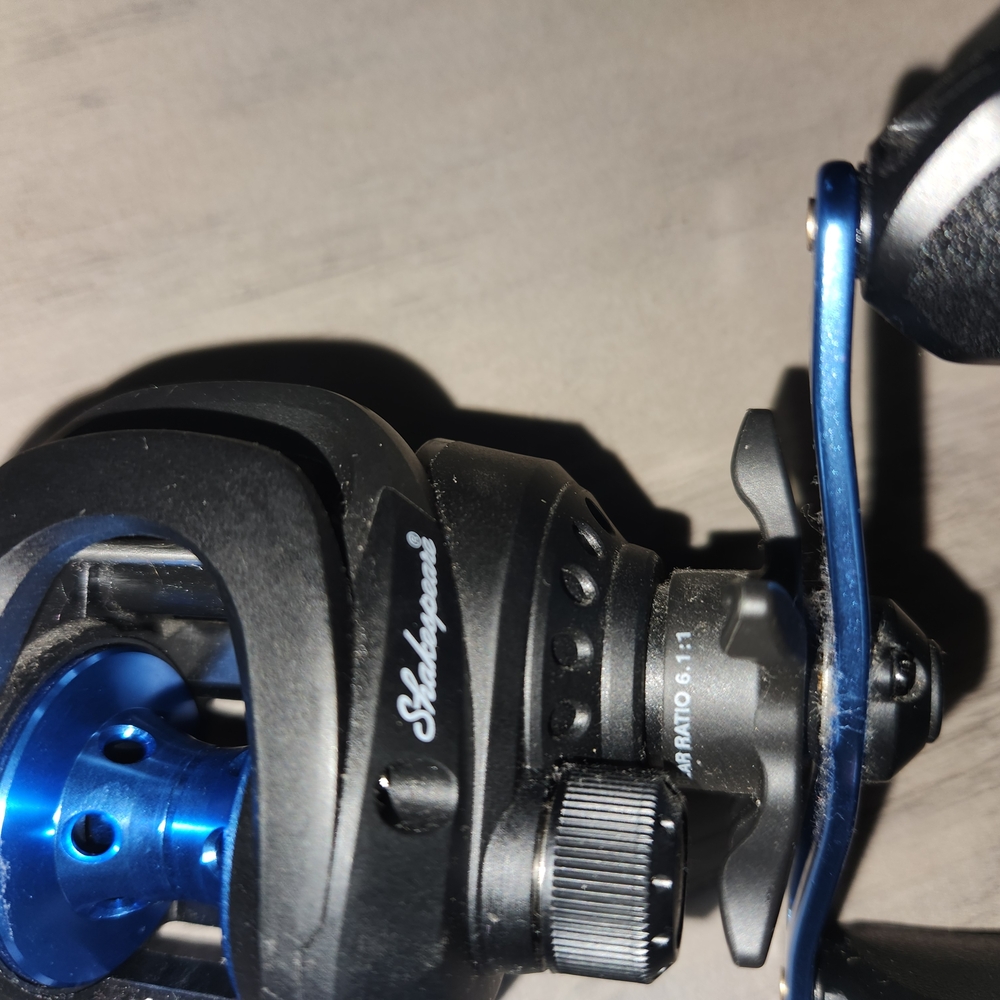 Shakespear Agility Low Profile Reel - Black and Blue - Picture 5 of 6